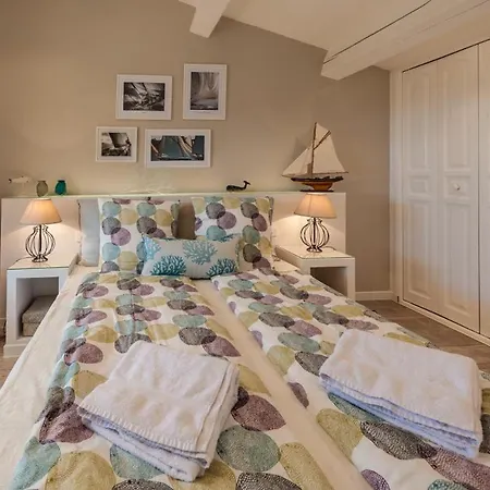 Apartment Geschmackvoll Eingerichtetes Le Poisson Bleu, 2 Terrassen, Pool, Meerblick, Eigener Parkplatz